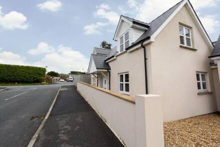 Vineyard Vale House - Three Bedroom House, Sleeps 6