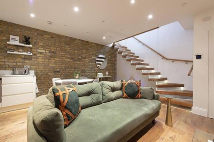 Soho Chic: Luxury 2BR/2BA Apartment in the Heart of London