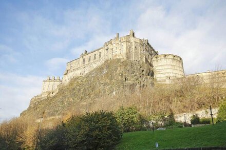 ALTIDO Modern 1-BR Apt w/ views of Edinburgh Castle