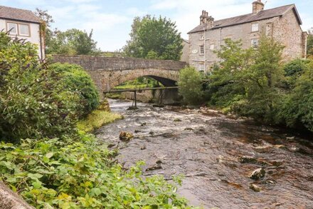 WATERFALL COTTAGE, pet friendly in Ingleton