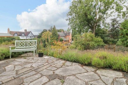 BETWIXT COTTAGE, pet friendly, character holiday cottage in Ashbourne