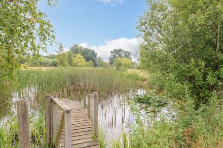 WILLOW COTTAGE, romantic, character holiday cottage in Catsfield