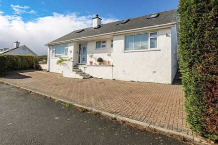 TREM YNYS, luxury holiday cottage, with hot tub in Abersoch