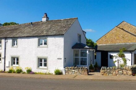 BOXTREE, pet friendly, character holiday cottage in Keswick