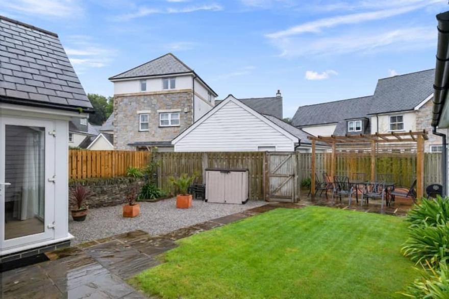 Little Estura is a fabulous modern detached house set within the lovely area of Salting’s Reach just