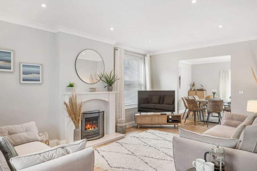 Little Estura is a fabulous modern detached house set within the lovely area of Salting’s Reach just