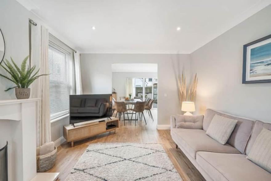 Little Estura is a fabulous modern detached house set within the lovely area of Salting’s Reach just