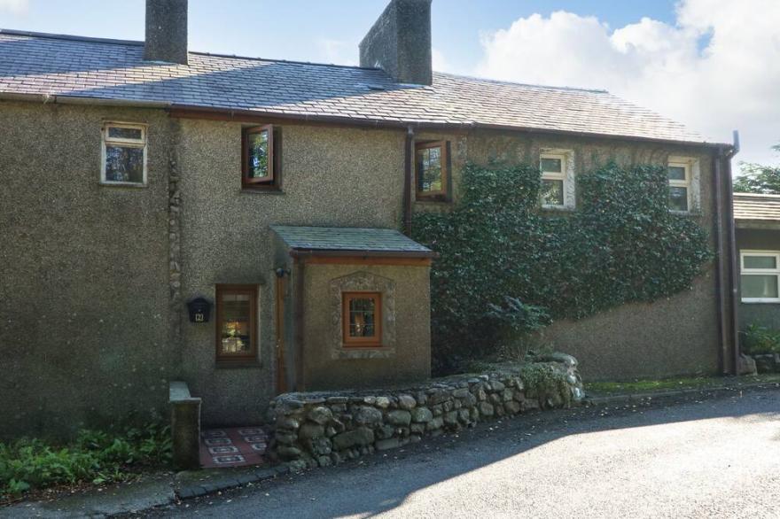 BWTHYN Y FELIN, family friendly, with open fire in Pwllheli