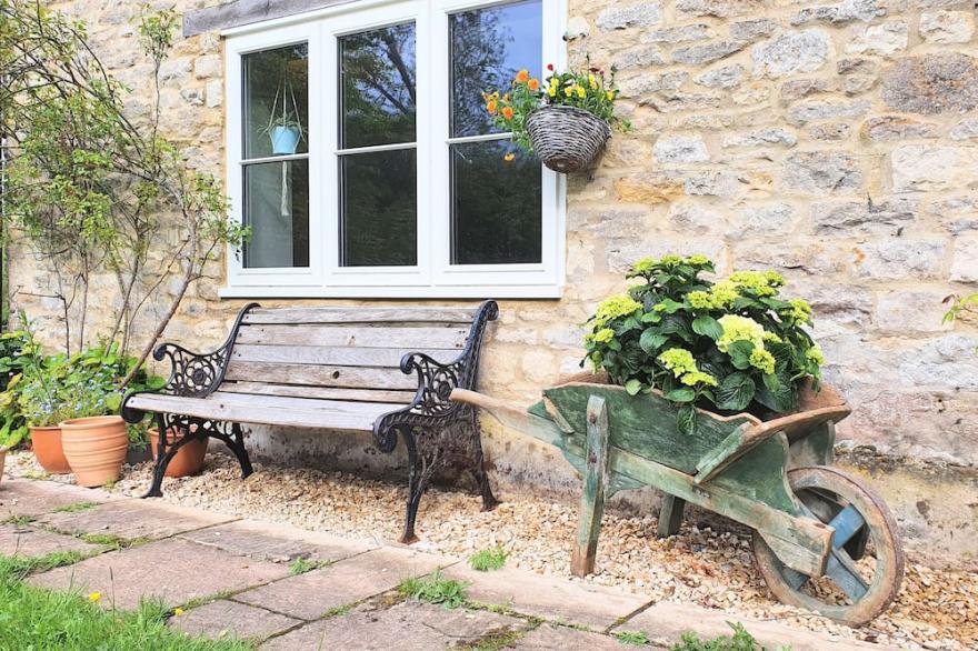 Beautiful, Quiet, Countryside Cottage In The Foothills Of The Cotswolds