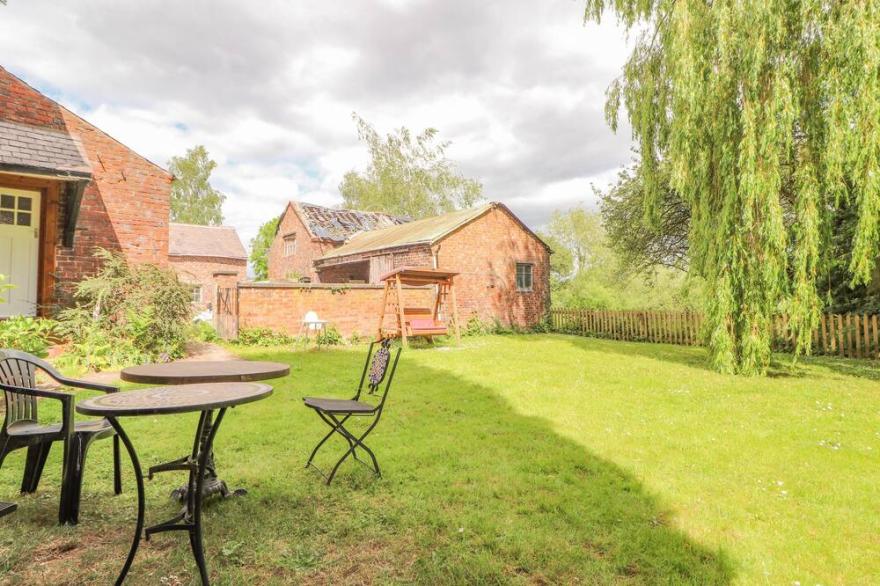 DEESIDE FARM COTTAGE, romantic, character holiday cottage in Farndon