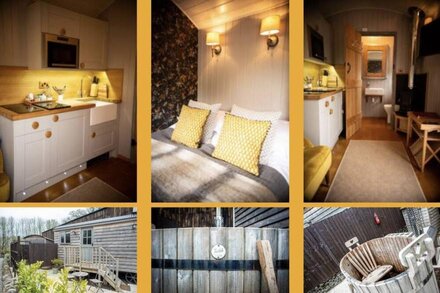 Digby's Hut - sleeps 2 guests  in 1 bedroom