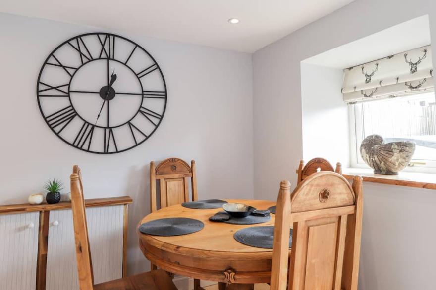 LIVET COTTAGE, pet friendly, with open fire in Tomintoul