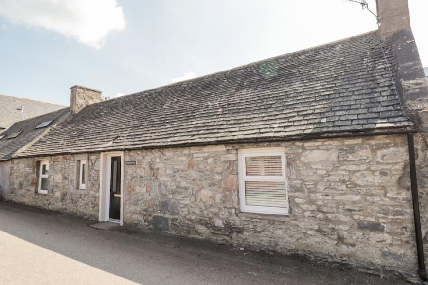 LIVET COTTAGE, Pet Friendly, With Open Fire In Tomintoul