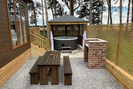 Woodland Lodge - With Hot Tub - Dog Friendly