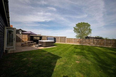 The Stables. Luxury Family Bungalow with Hot tub.