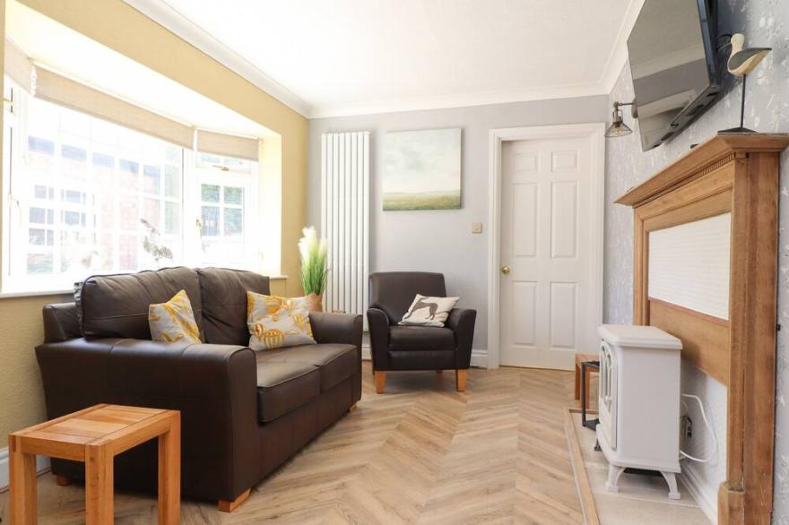 THE MEWS COTTAGE, pet friendly, with a garden in Lytham St. Annes