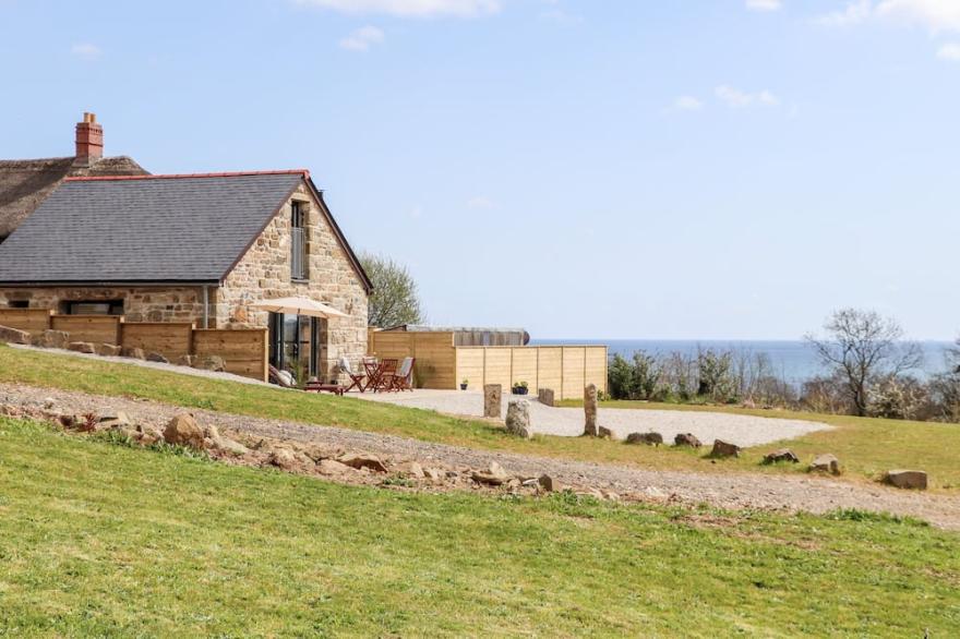 APPLE BLOSSOM BARN, with open fire in Penzance