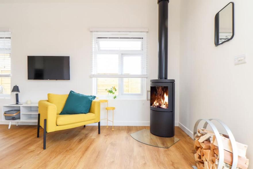 APPLE BLOSSOM BARN, with open fire in Penzance