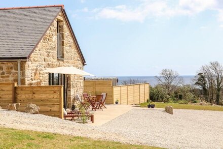 APPLE BLOSSOM BARN, with open fire in Penzance