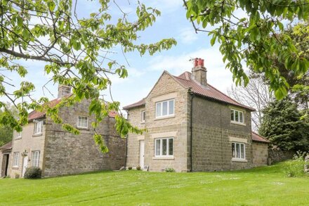 MANOR COTTAGE, pet friendly, character holiday cottage in Pickering