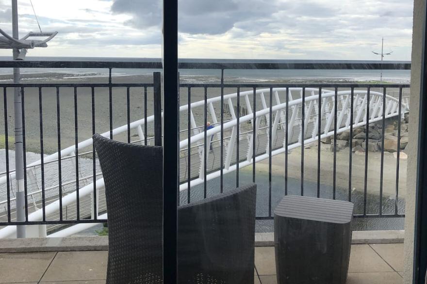 Newcastle Seafront Apartment With WiFi & Parking