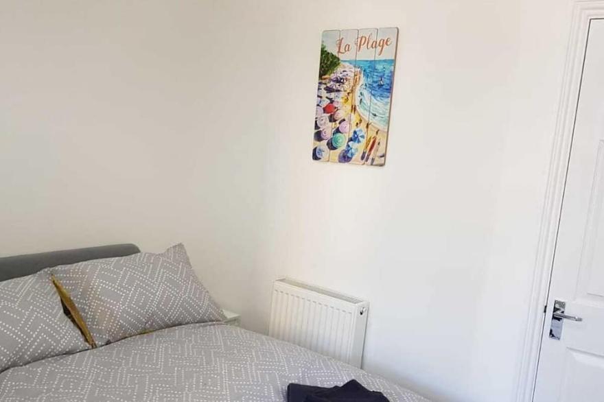 Superior one bedroom apartment with large lounge