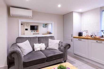 The Hideaway -studio flat is in Oxford Street