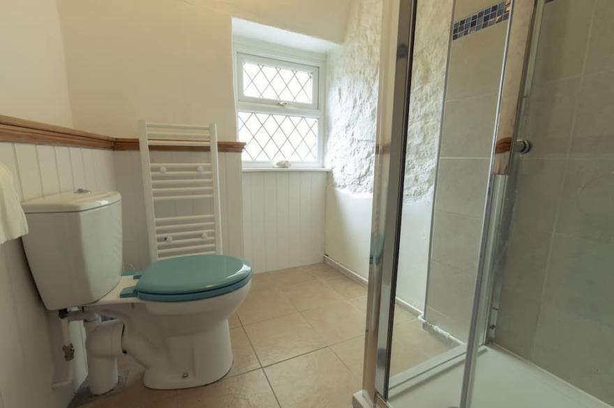 Cottage-Traditional-Private Bathroom-Sea View