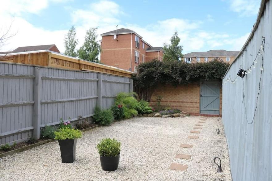 Spacious Townhouse Tipton, Ideal For Contractors, Travellers & Families