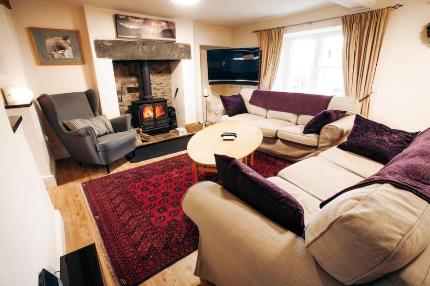 Luxurious Cottage with Hot Tub. 19 miles from Windermere.