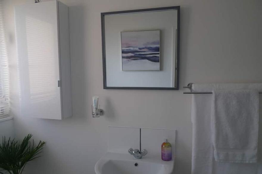 Whole Apartment with Balcony, Breakfast & Parking