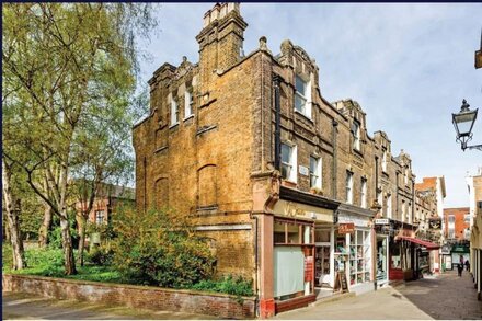 Perfect Location in Richmond, ‘Ted Lasso’ cobbled street, Beautiful flat