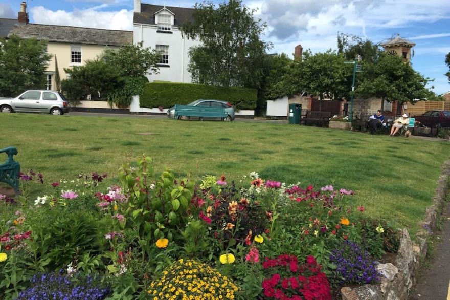 Delightful Cottage on Shaldon Green, 50m to Beach, Nautical Decor | Sleeps 4-6