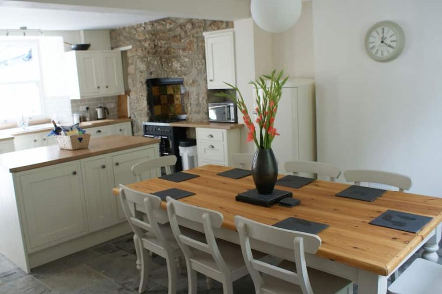 Beautiful Cottage, only mins walk from Mousehole harbour, 3 Large Bedrooms