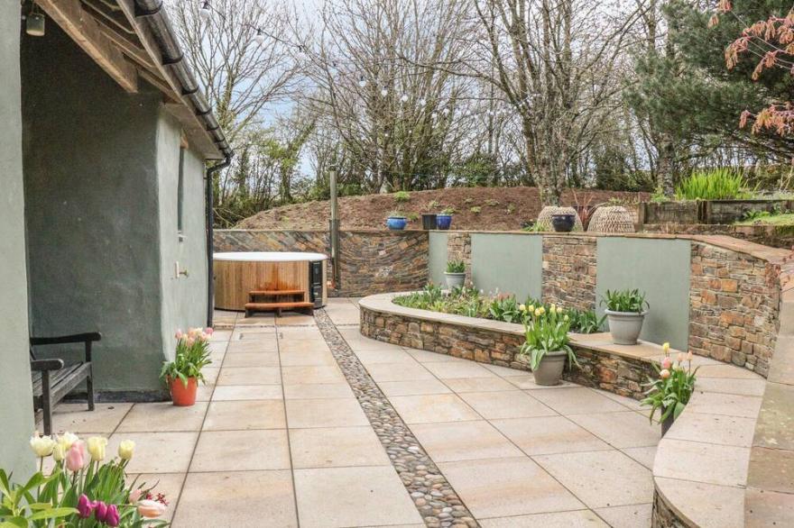 SPRING PARK FARMHOUSE, pet friendly, with hot tub in Launceston