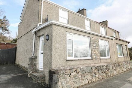 2 BRON DWYFOR, pet friendly, luxury holiday cottage in Criccieth