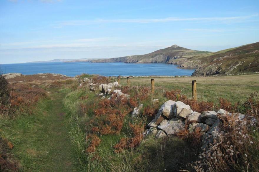 Cosy Cottage. Log Stove, Private Walled Garden, Coastal Walking From The Door.