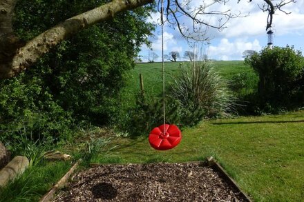 Stunning rural cottage in Pembrokeshire. WiFi.  Dogs welcome.