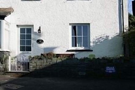 Charming cosy cottage. Magnificent views 2 minutes walk to centre of Ambleside