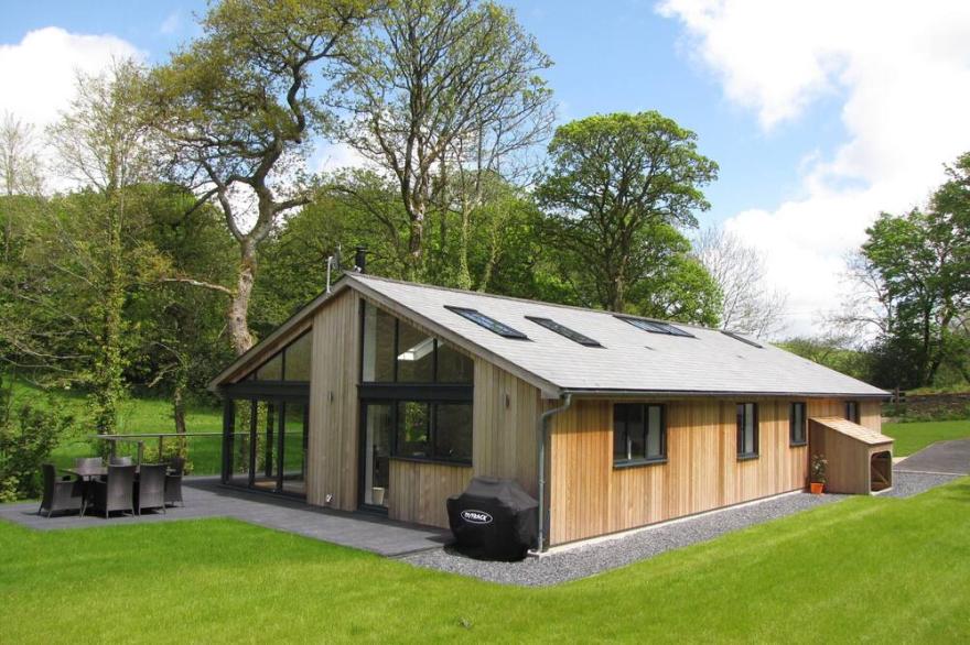LUXURIOUS SINGLE STOREY DWELLING IN QUIET RURAL SETTING