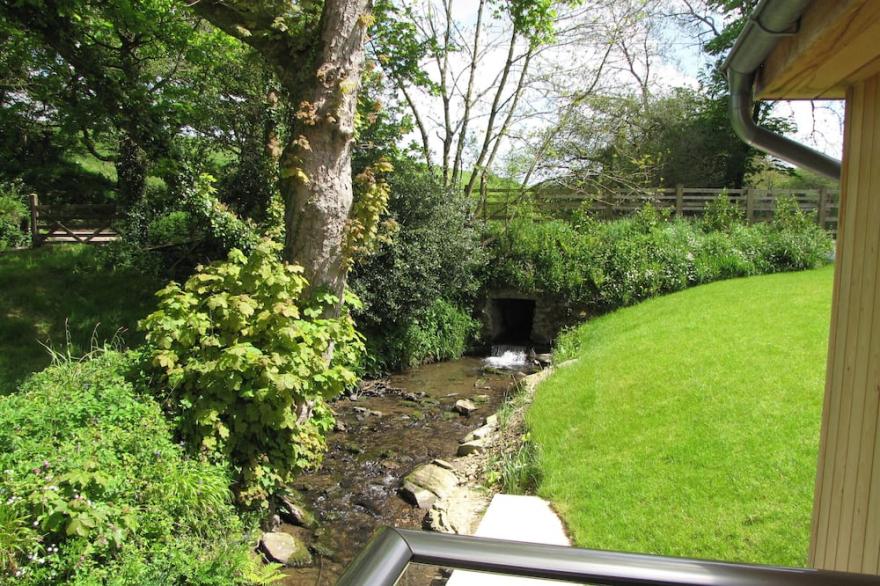 LUXURIOUS SINGLE STOREY DWELLING IN QUIET RURAL SETTING