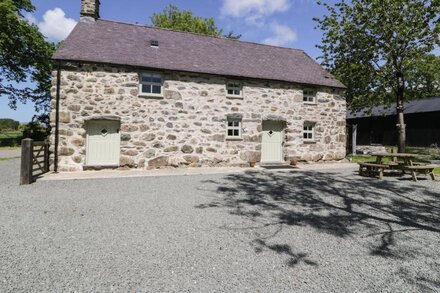 STABLA, pet friendly, character holiday cottage in Chwilog