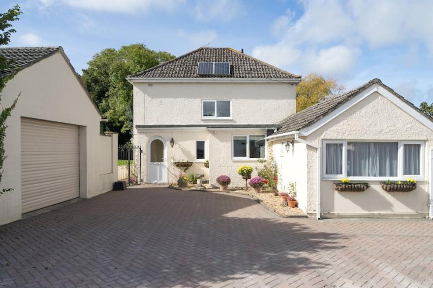 Stunning Spacious Holiday Home With Hot Tub and Large Private Garden