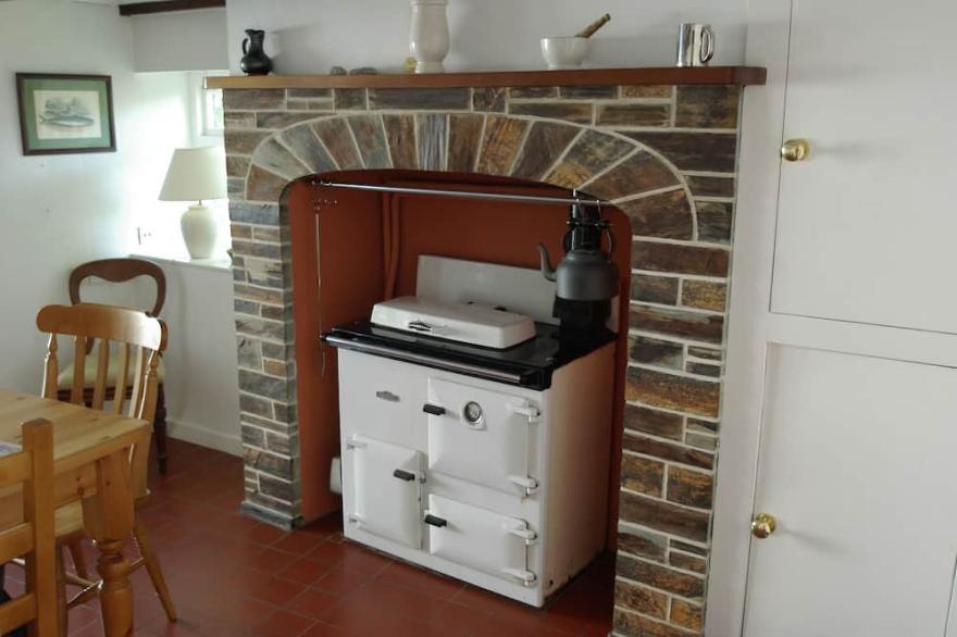 Traditional Charming Cottage Above Sandy Beach - a welcoming Family Holiday Home