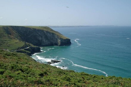 Traditional Charming Cottage Above Sandy Beach - a welcoming Family Holiday Home