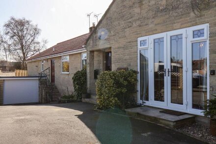 RIVERBANK APARTMENT, pet friendly, with a garden in Helmsley