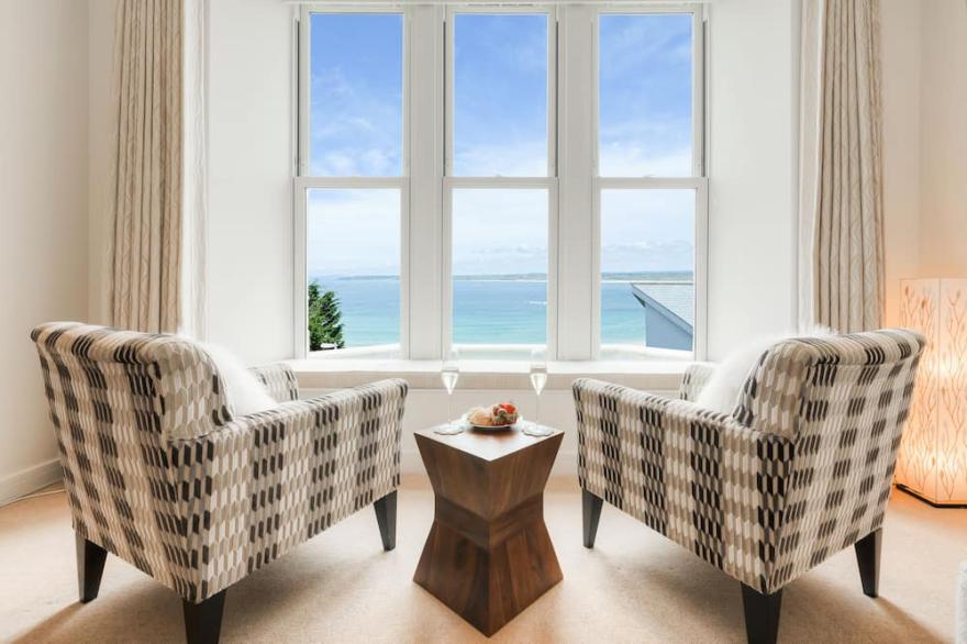 Luxurious 5* Beachfront apartment, free wifi and sky tv