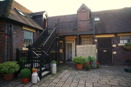 Beautiful Coach House idyllic village setting on edge of The Peak District BRIAR