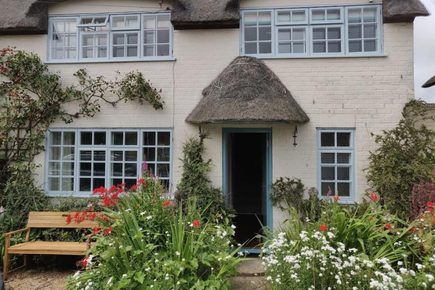 Beautiful Mid Century Thatched Cottage In The Prettiest Part Of Winterton-On-Sea