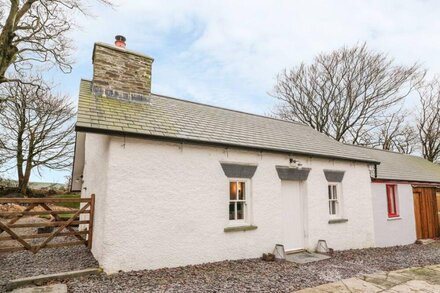 BWTHYN LAN, family friendly, character holiday cottage in Boncath